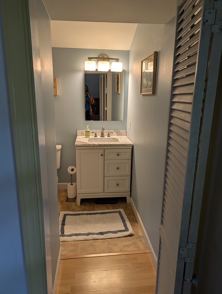 Entrance to full bath upstairs