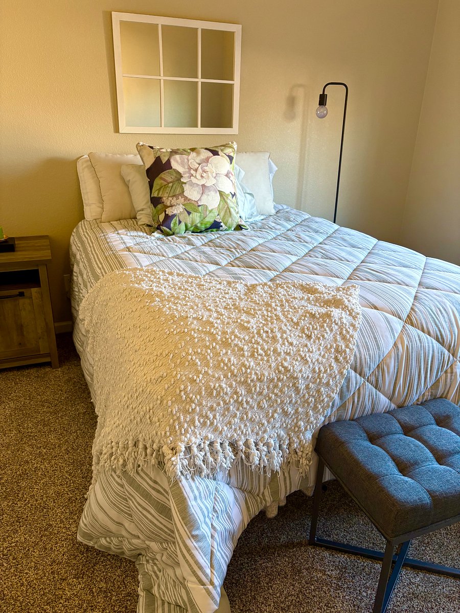 One oversized bedroom with window and ceiling fan. Plenty of space 14'x 15' with queen size bed