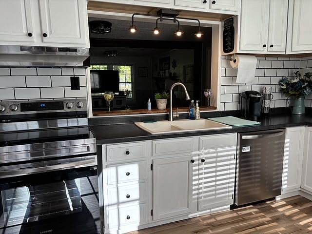 Kitchen, Stove/Sink Side