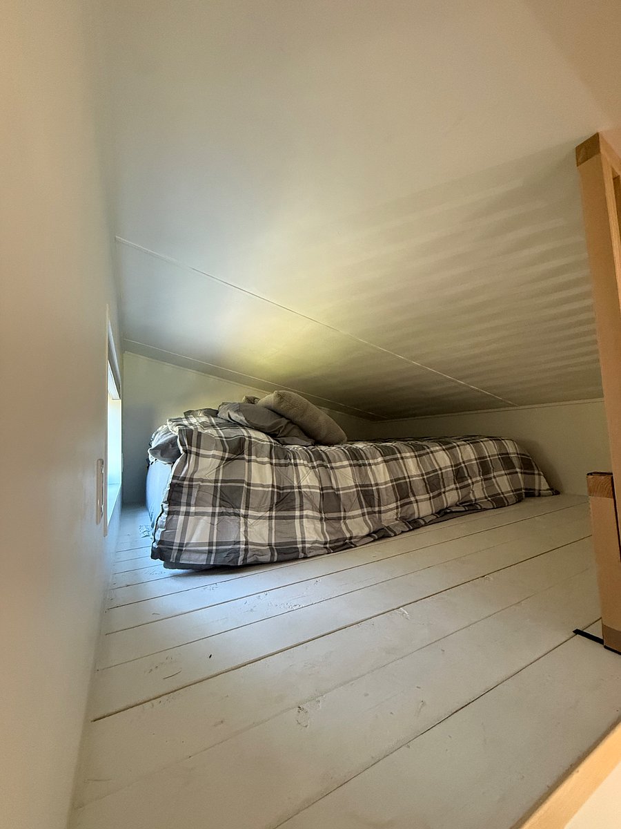 Queen bed in upper loft