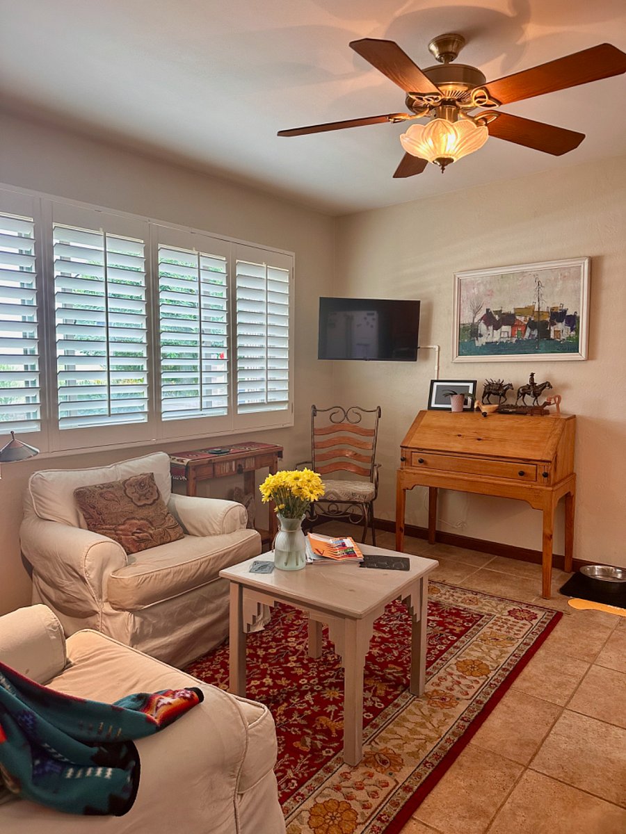 Sitting area adjacent to kitchen
