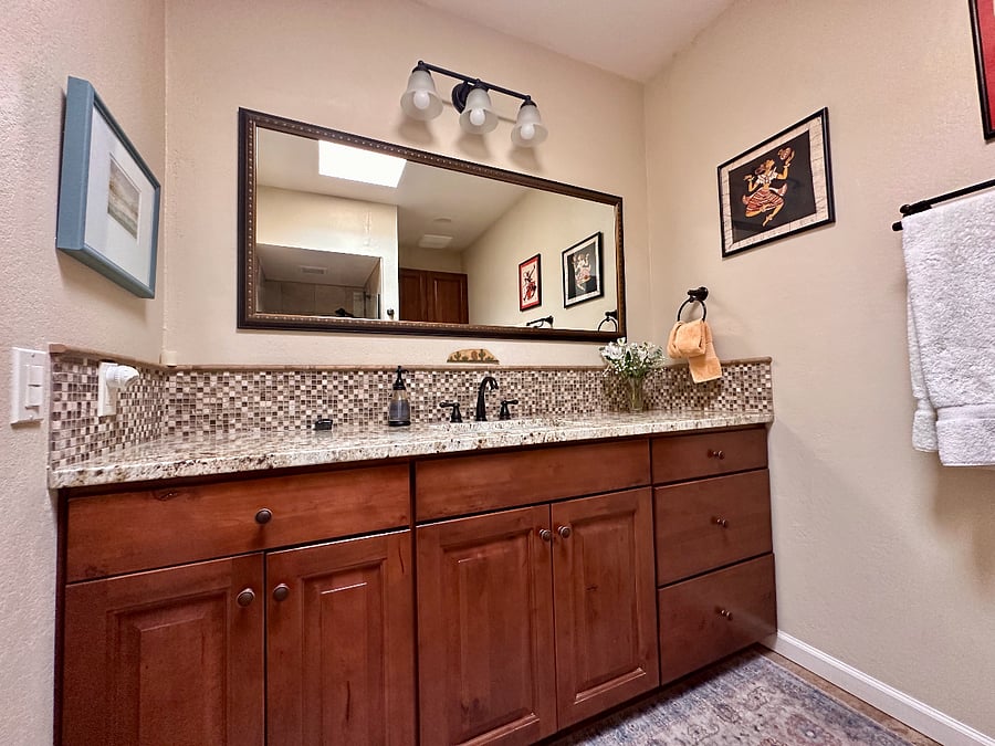 Guest bath (has walk-in shower)