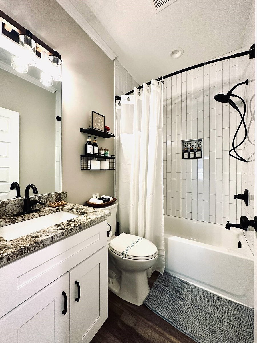 Hall bath with tub/shower combo