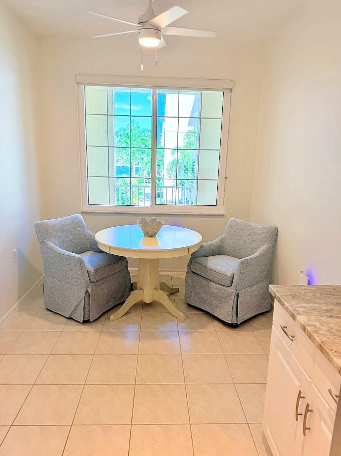 Breakfast nook with views out to the lake
