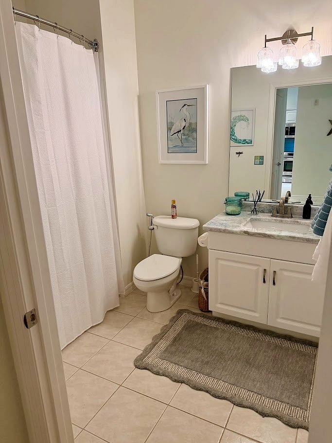 Guest bath with tub and shower