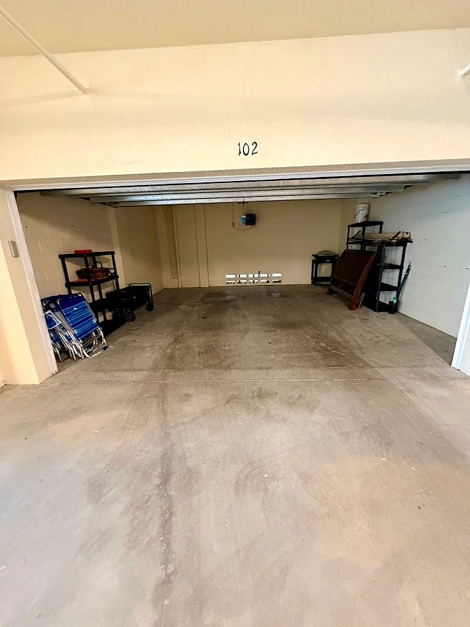 Garage with space for 2 cars