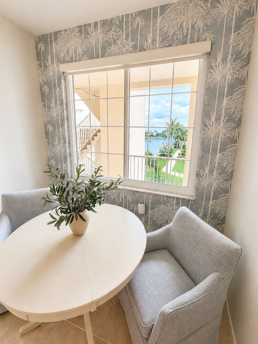 Dining nook with view over the lake