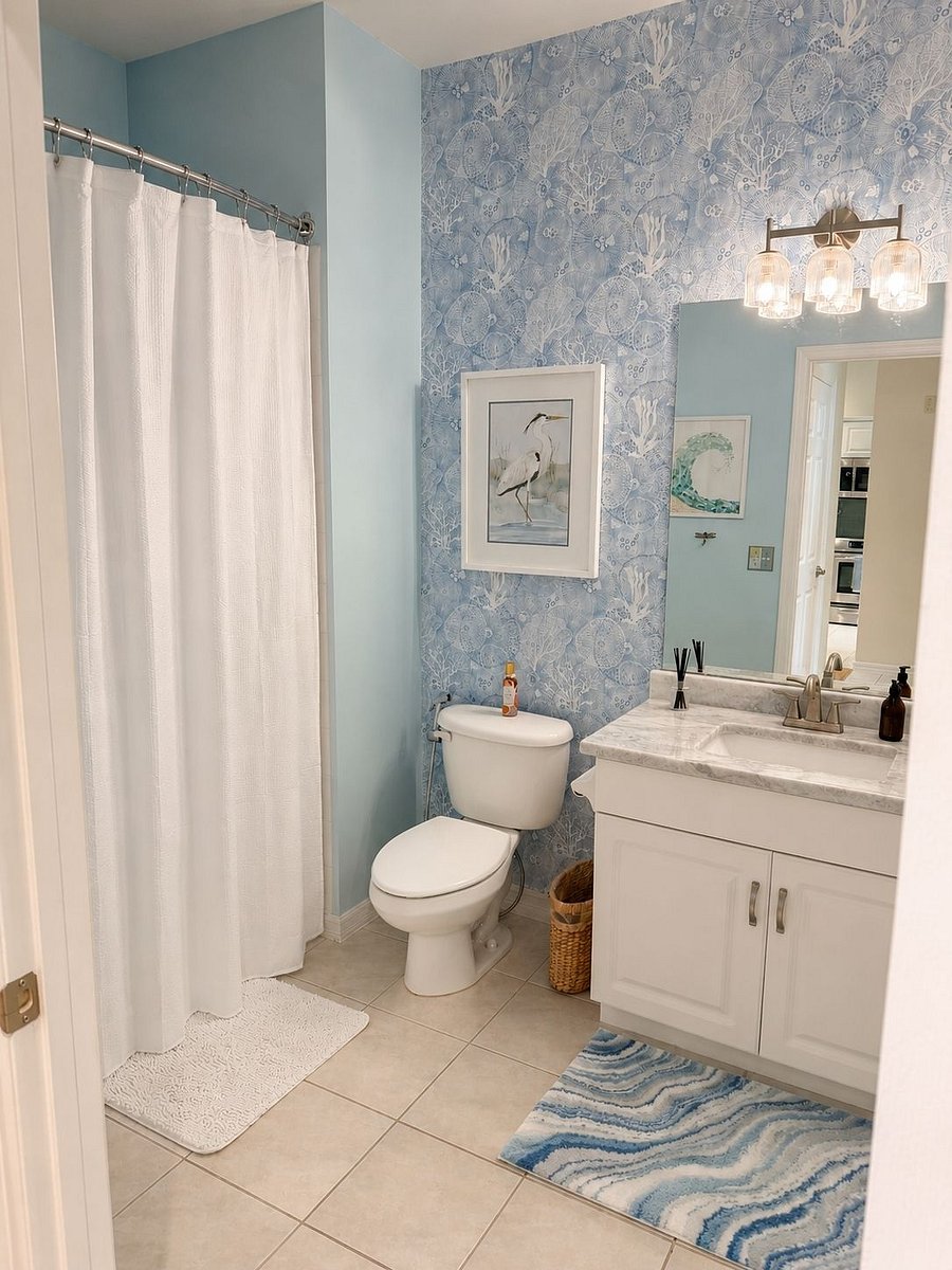 Guest bath with tub/shower combo