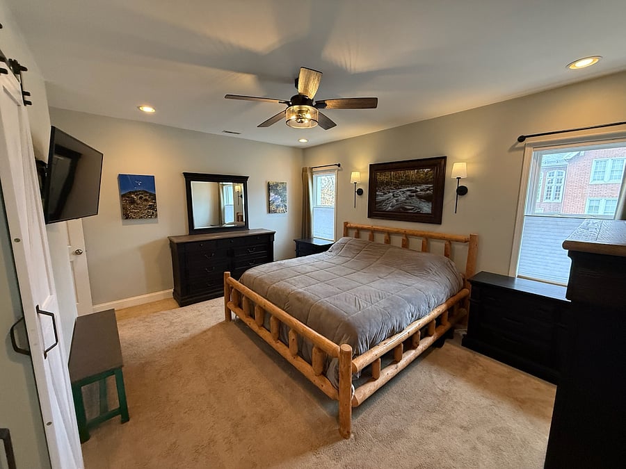 Master Bedroom (King bed)