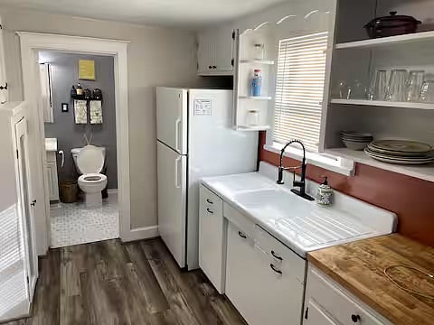 Kitchen (stove/oven is located opposite side)