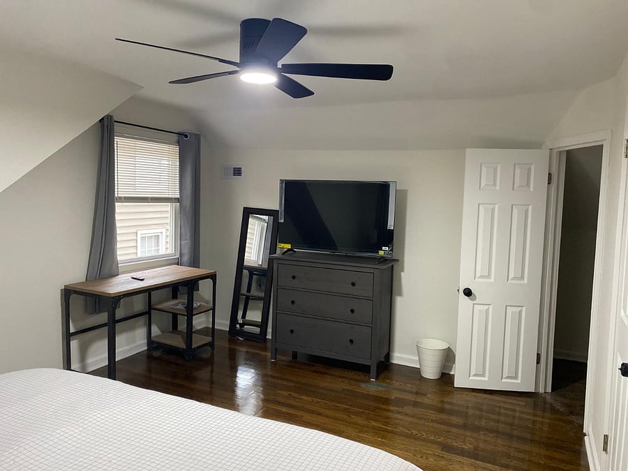 $1,300 room - second floor