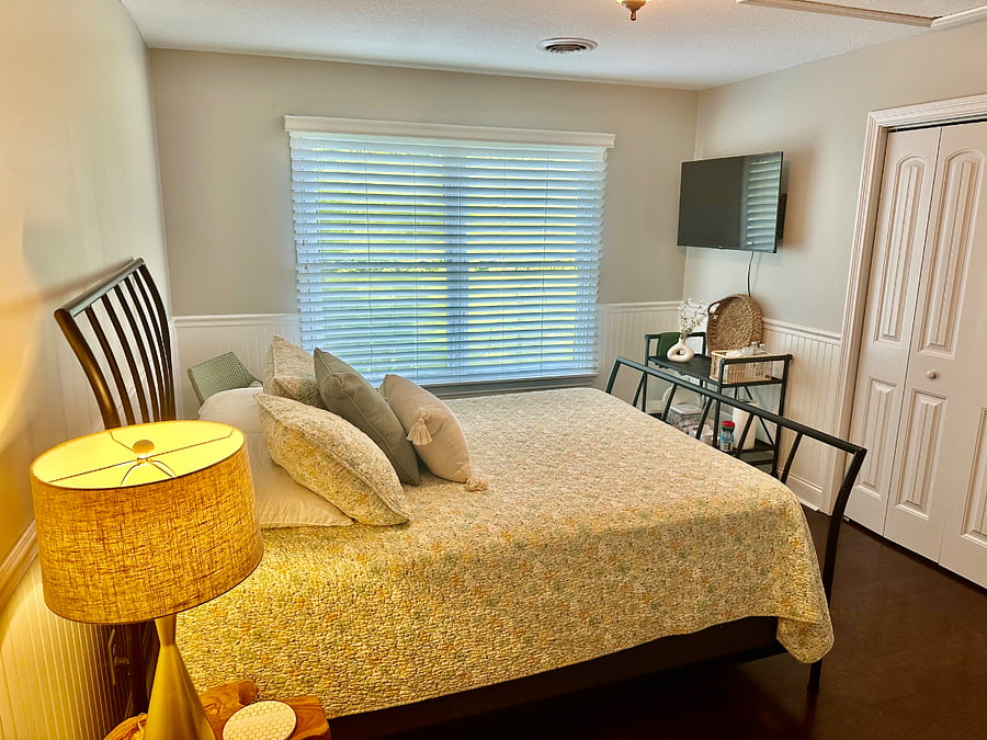Queen bed with luxury linens. TV plus cart with amenities for beverages, and microwave etc..