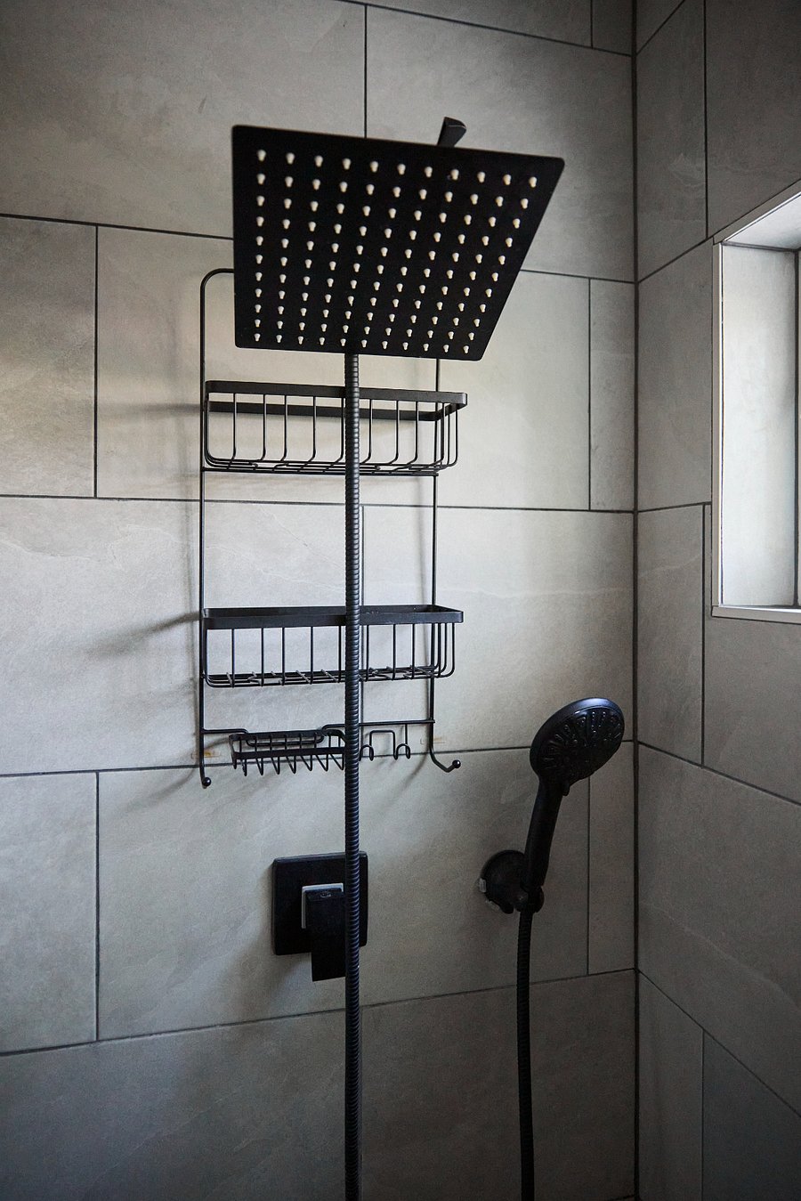 Bathrooom - Rainfall showerhead w/removable shower wand; confident water pressure