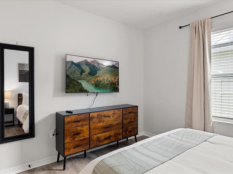 Bedroom 1 - Queen