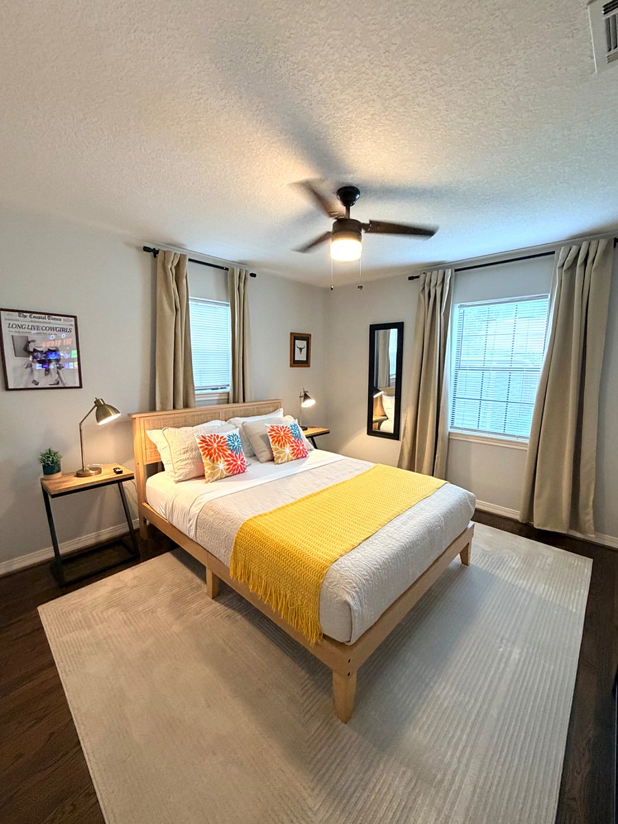 Secondary bedroom with queen bed 