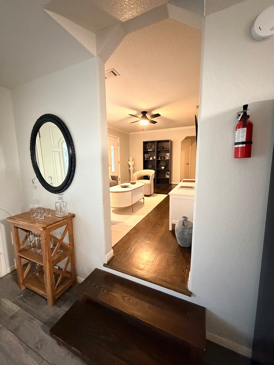 There are steps to and from kitchen to living room.