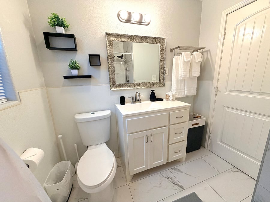 Fully equipped bathroom with towels 