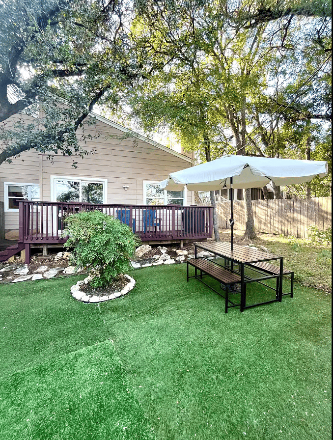 private yard (one fence shared with duplex neighbor)