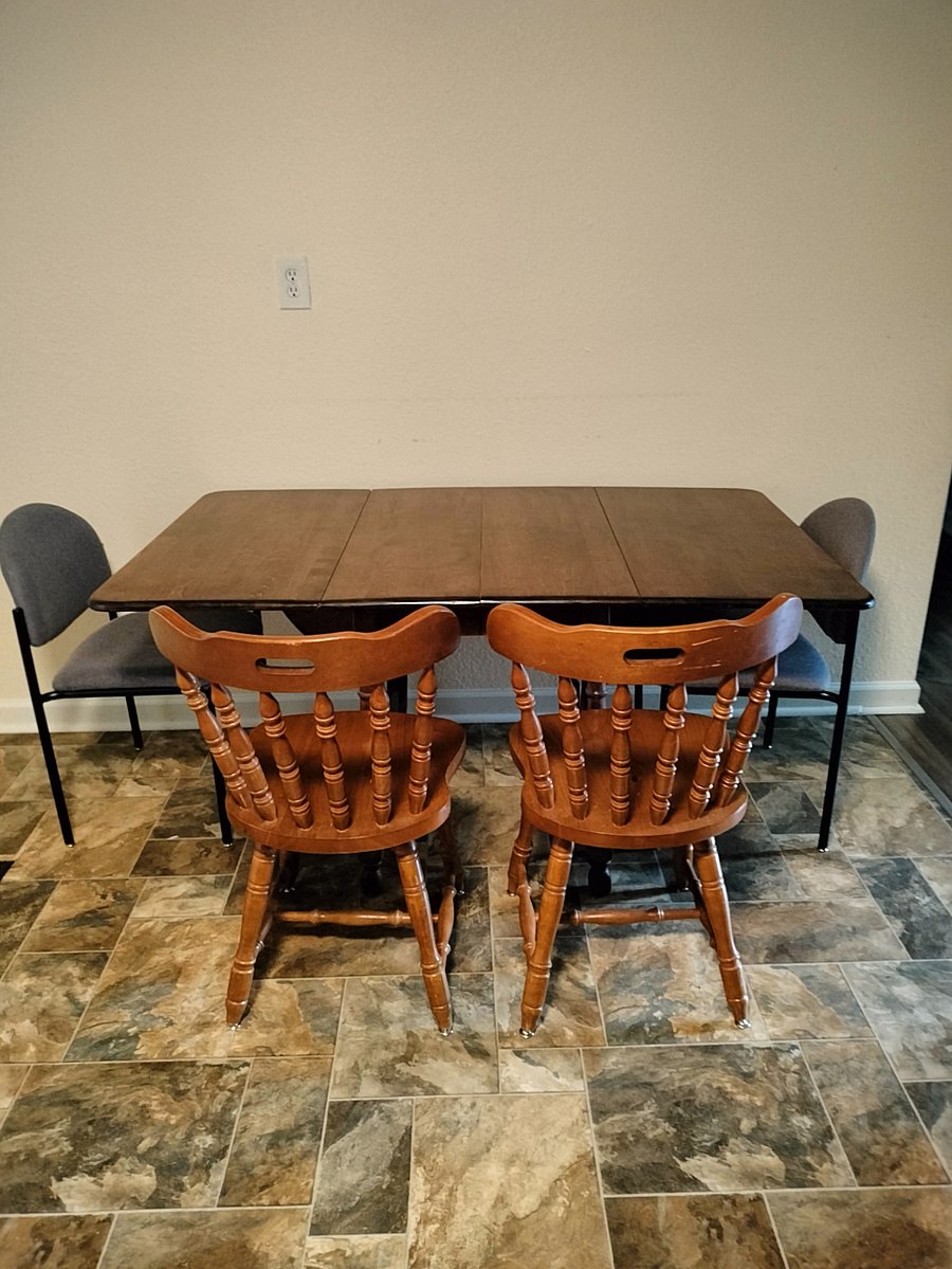 Eating space in the kitchen.