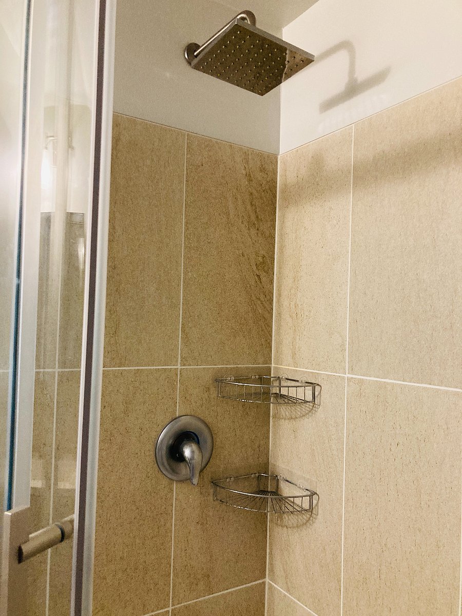 3rd Floor Suite- $1000/mo - Private Bathroom