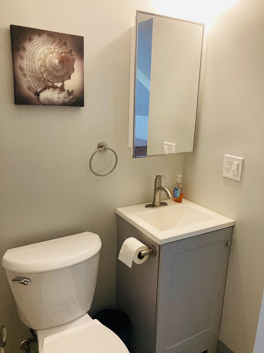 3rd Floor Suite- $1000/mo - Private Bathroom