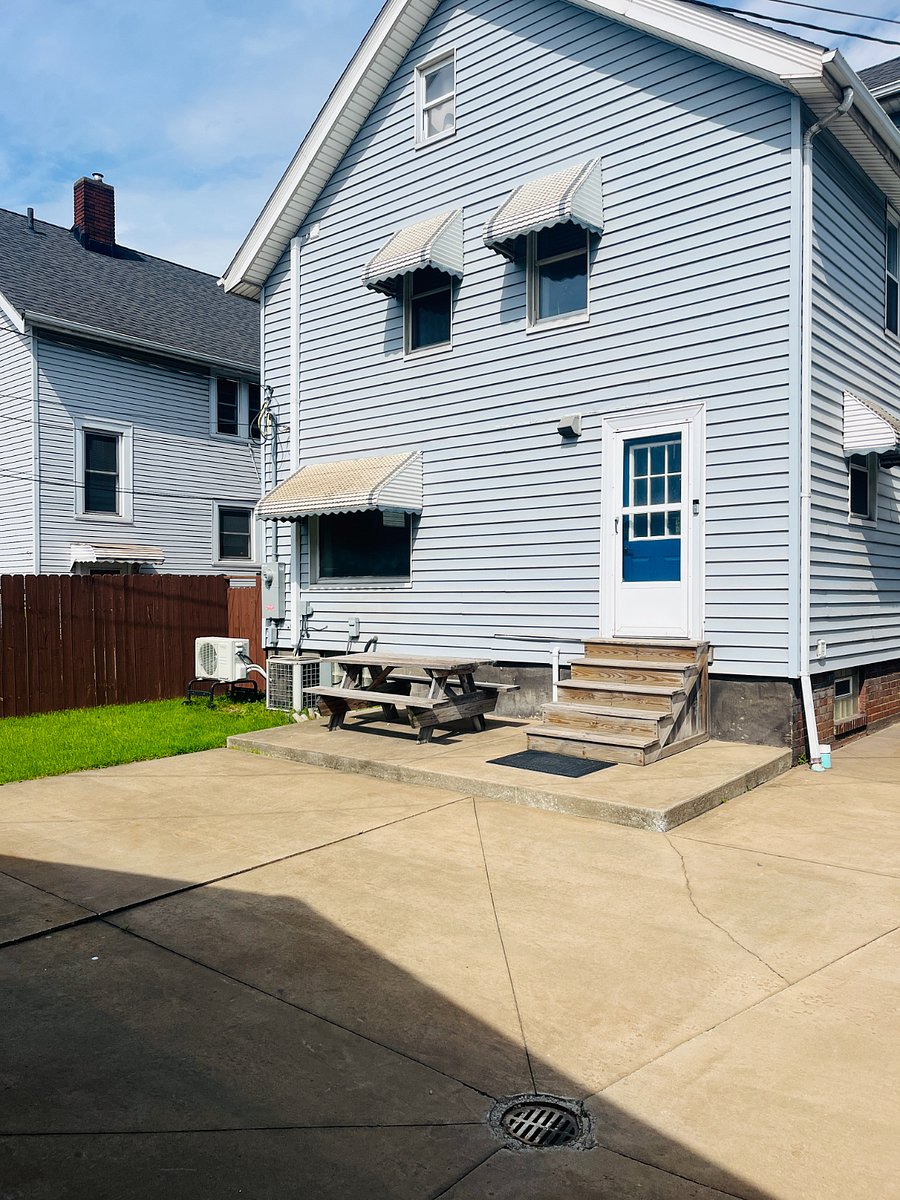 Small backyard picnic table. 2 car garage in back, available to tenants.