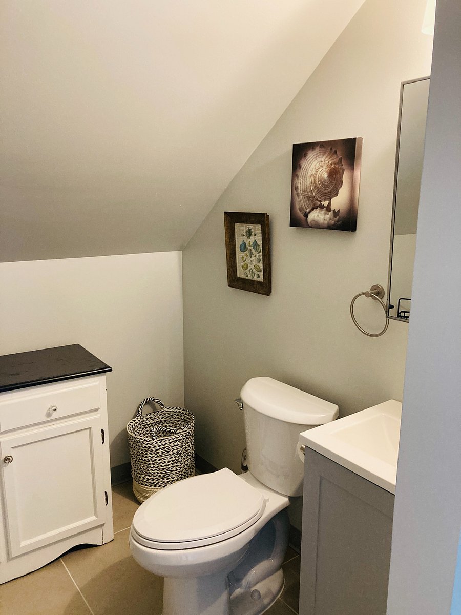3rd Floor Suite- Private Bathroom- $1000/mo