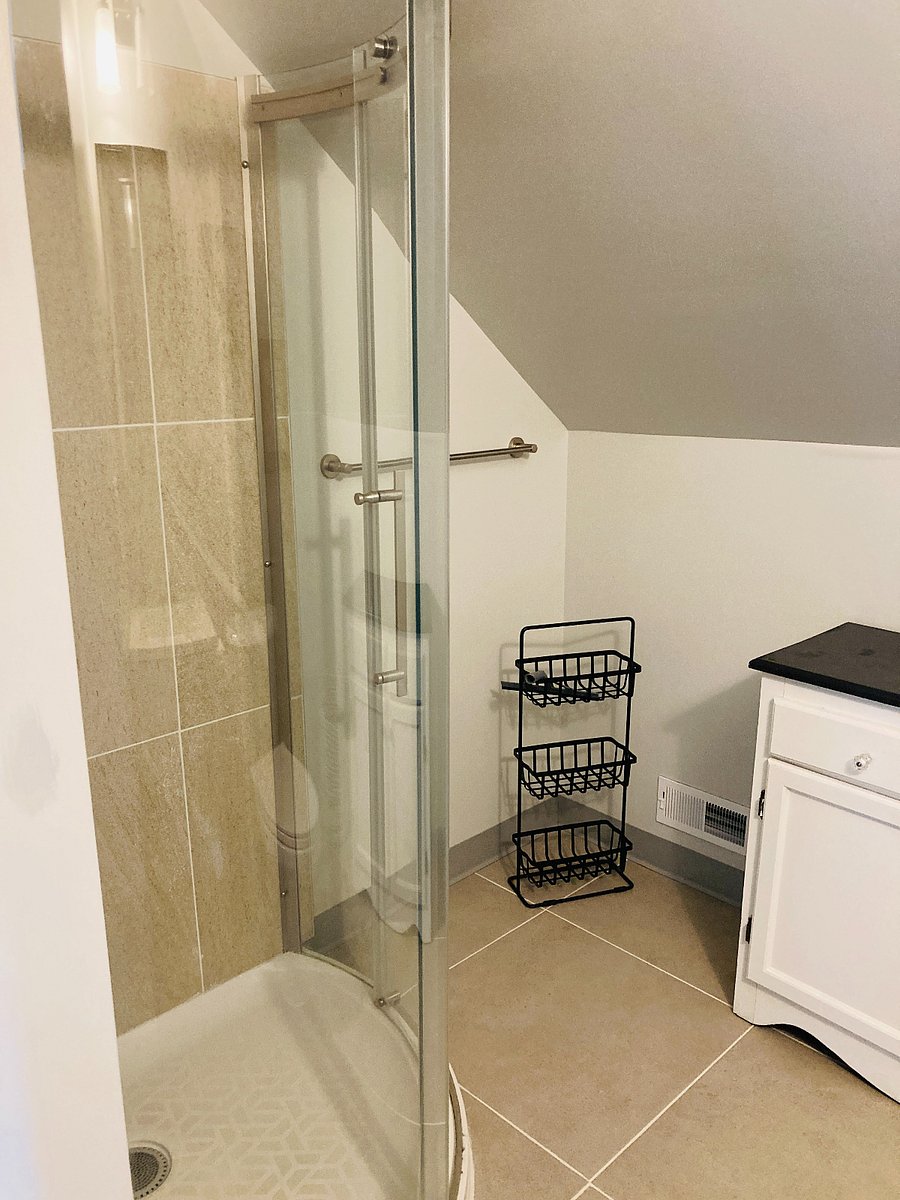 3rd Floor Suite- Private Bathroom- $1000/mo
