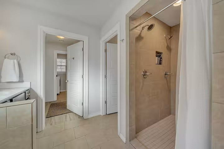 MASTER BATH DOUBLE SHOWER