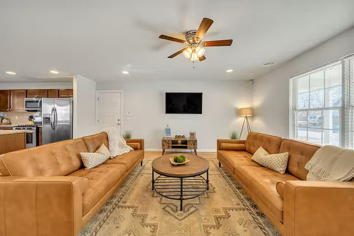 MAIN LIVING DOWN W/ MOUNTED SMART TV.