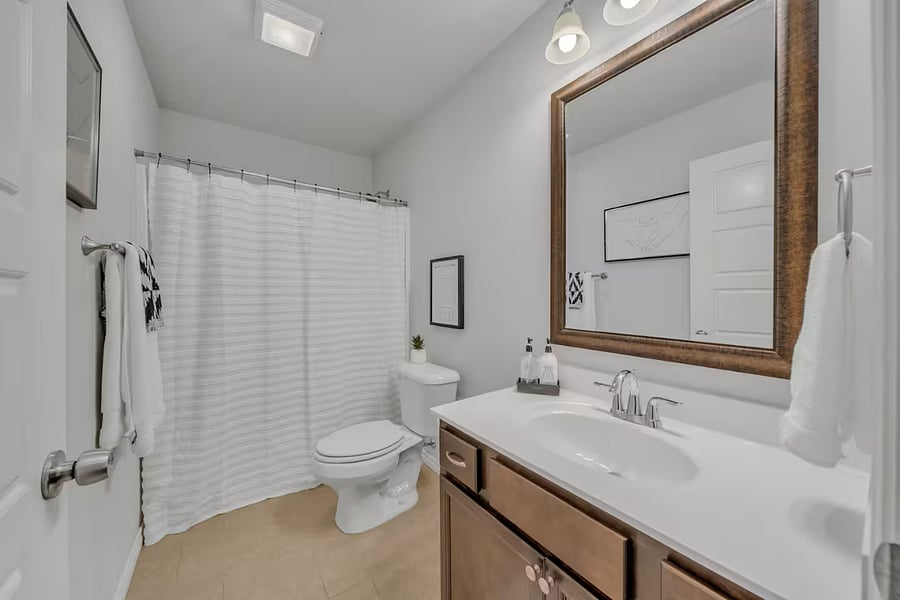 UPSTAIRS FULL BATH