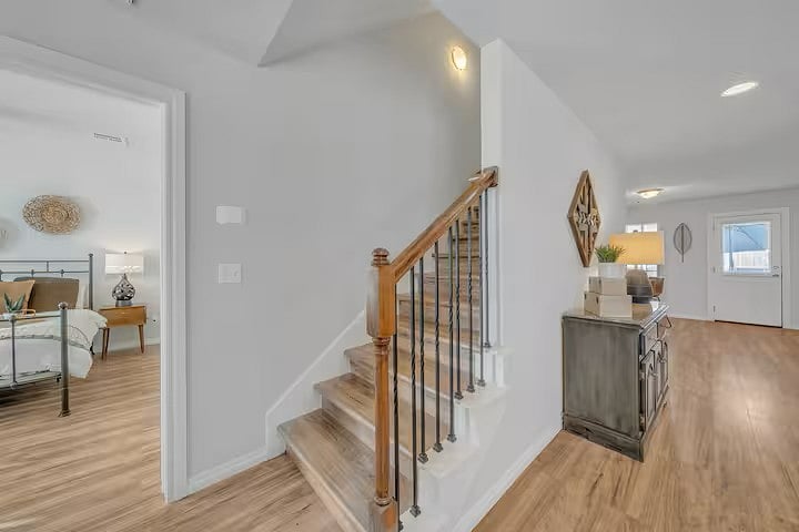 ENTRANCE AND LIVING W/ MASTER OFF STAIRS