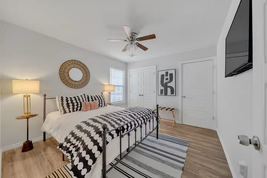 UPSTAIRS QUEEN BED W/ 43 INCH MOUNTED SMART TV