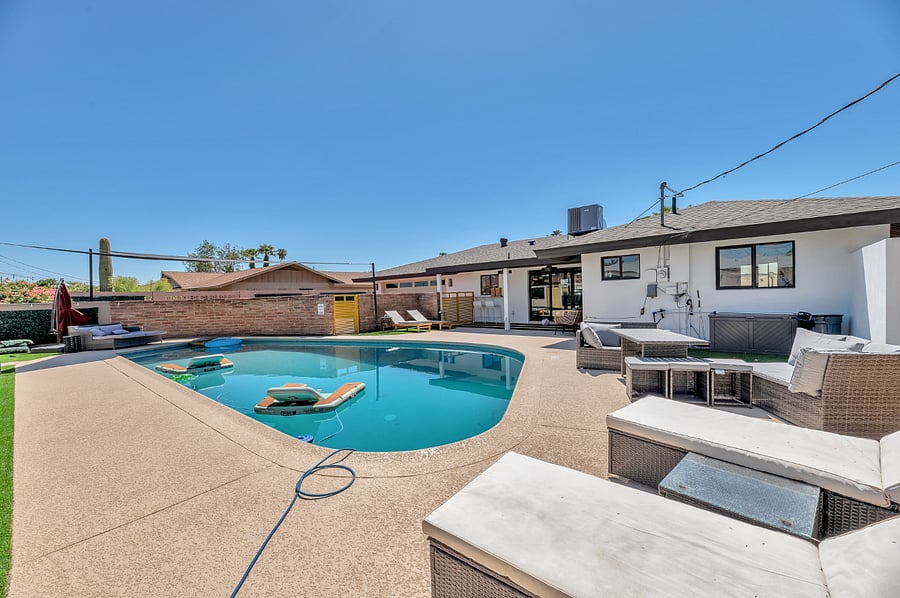 Fantastic pool & outdoor space
