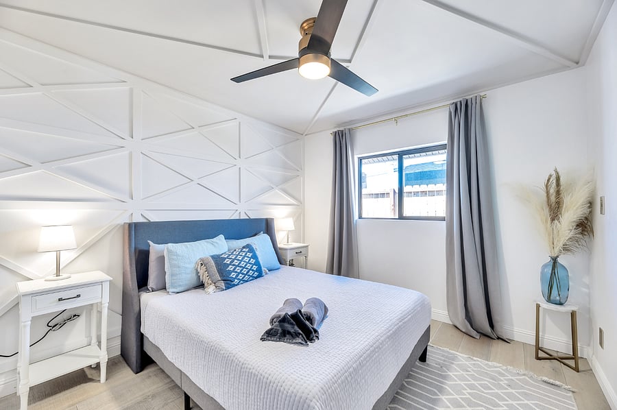 Bedroom 2 (queen bed)