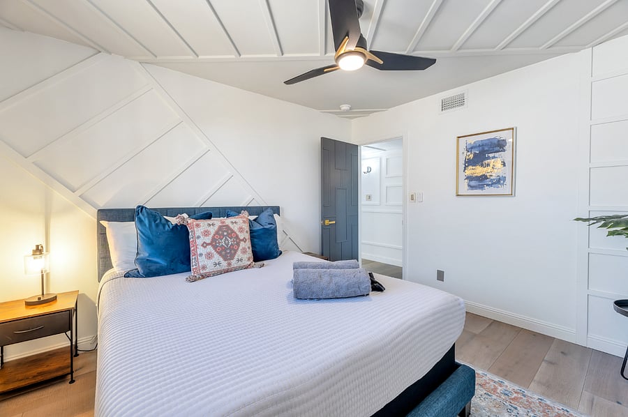 Bedroom 3 (queen bed)