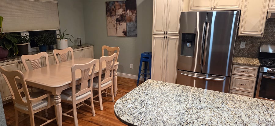 Dine in kitchen