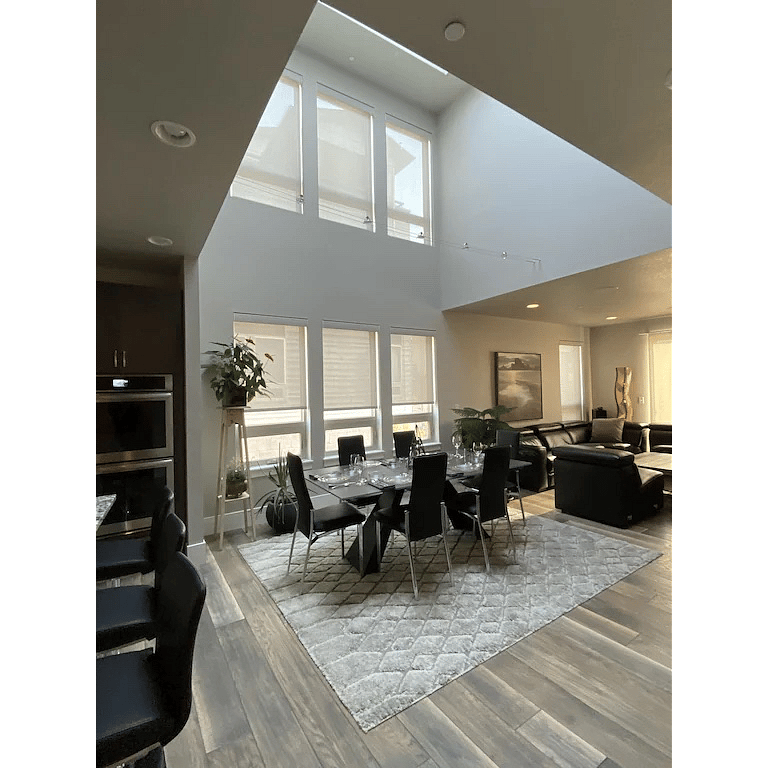 3-story atrium dining.