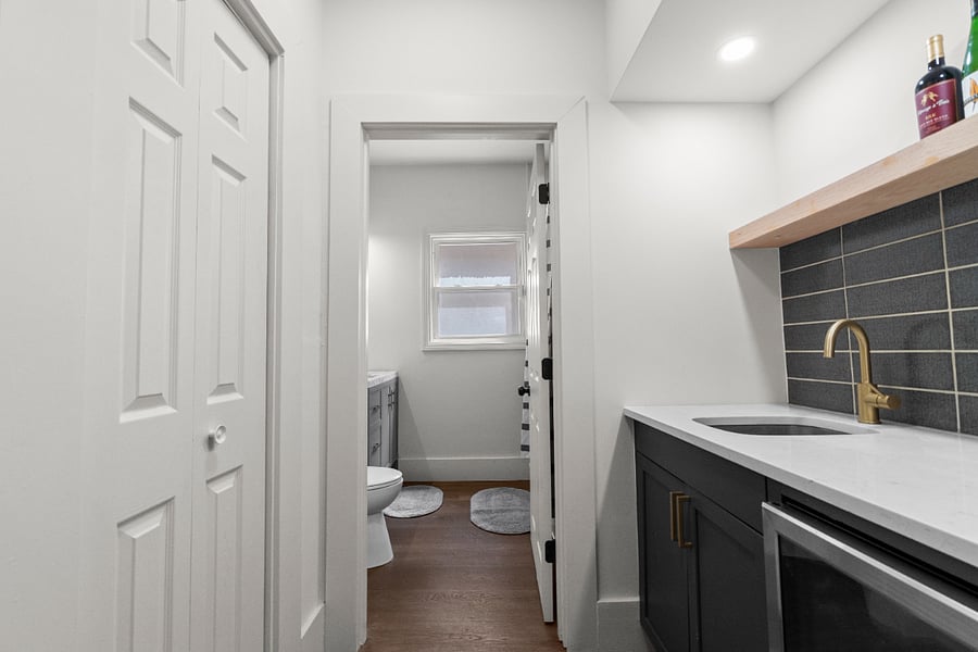 Wet bar/coffee station