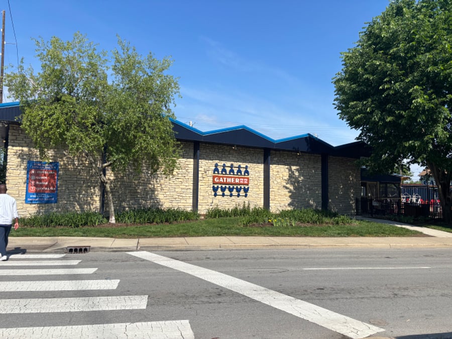 Restaurants and coffee shops within walking distance of apartment