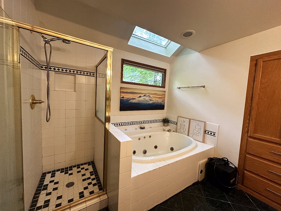 Whirlpool double tub with optional to setup as Cold Plunge if desired with electric chiller.