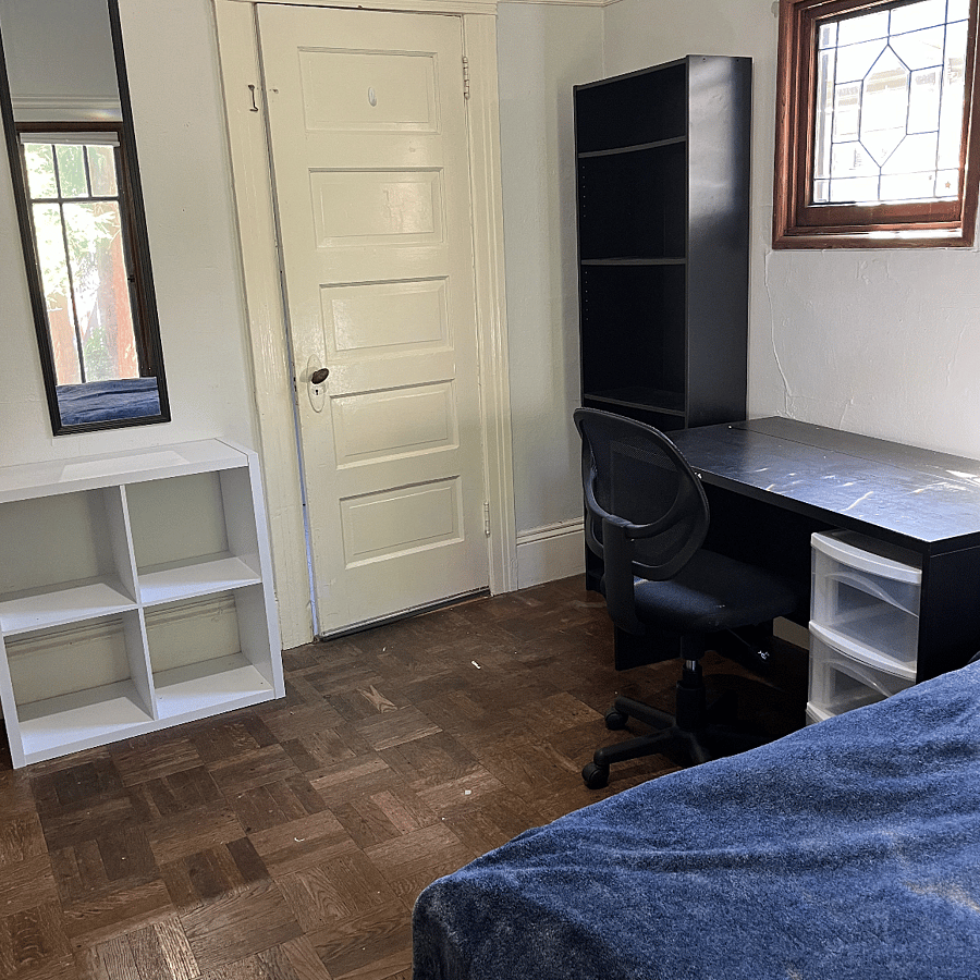 BedroomBedroo