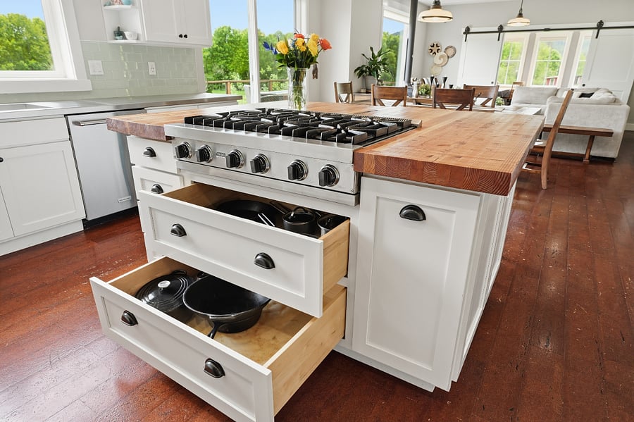 Professional 6 burner range with premium cookware