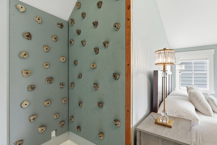Bedroom two discreet yet entertaining rock wall