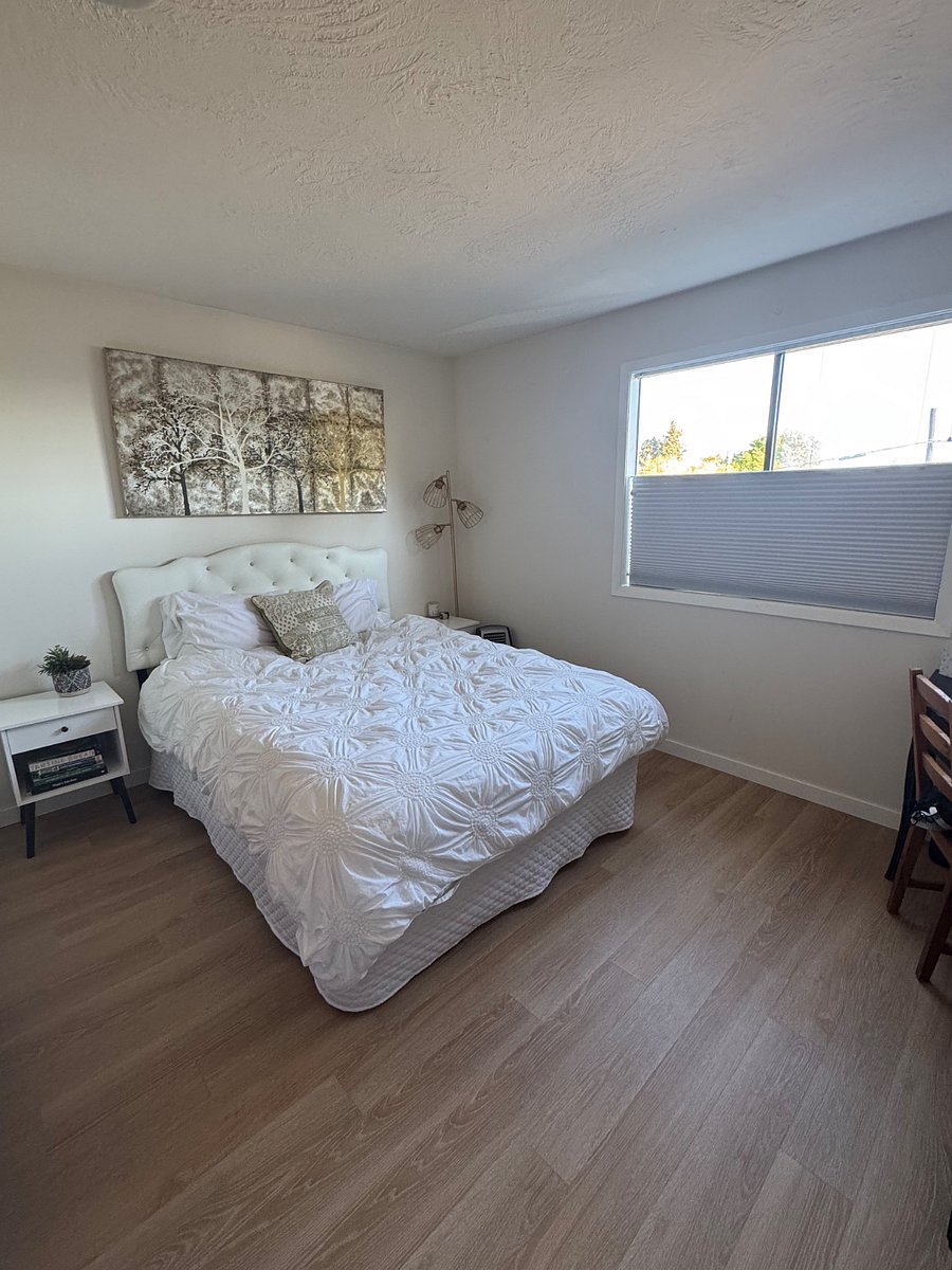 Second main floor bedroom- queen bed