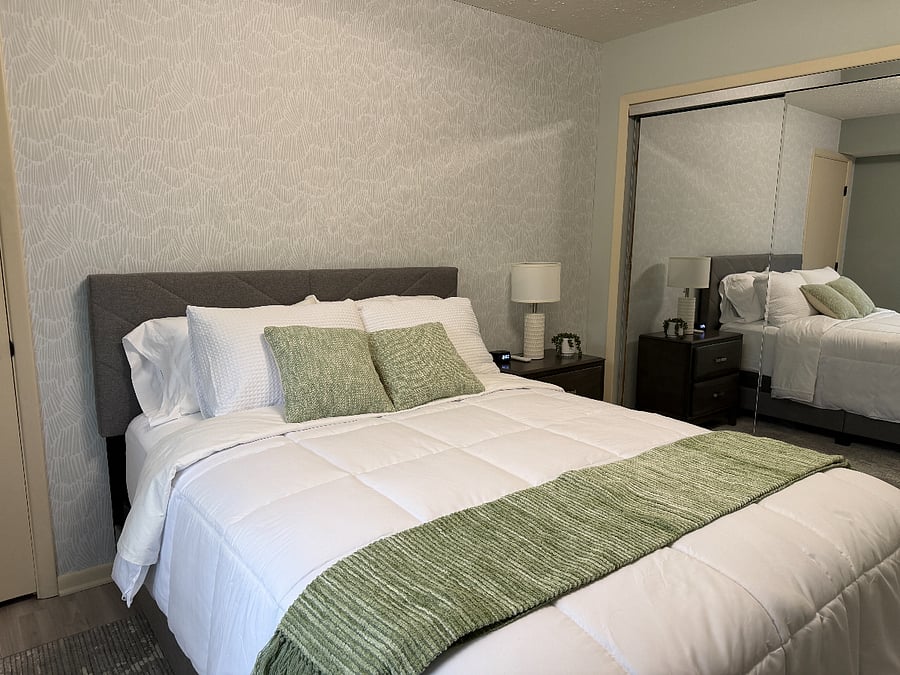 Bedroom - Queen Bed, Nightstand, Lamp