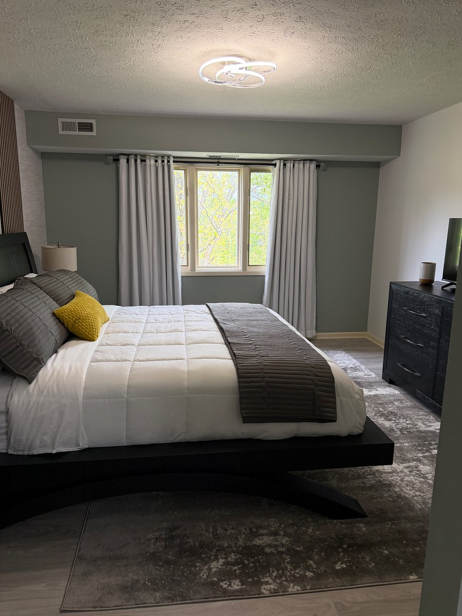 Primary Bedroom - King Bed - Blackout Curtains