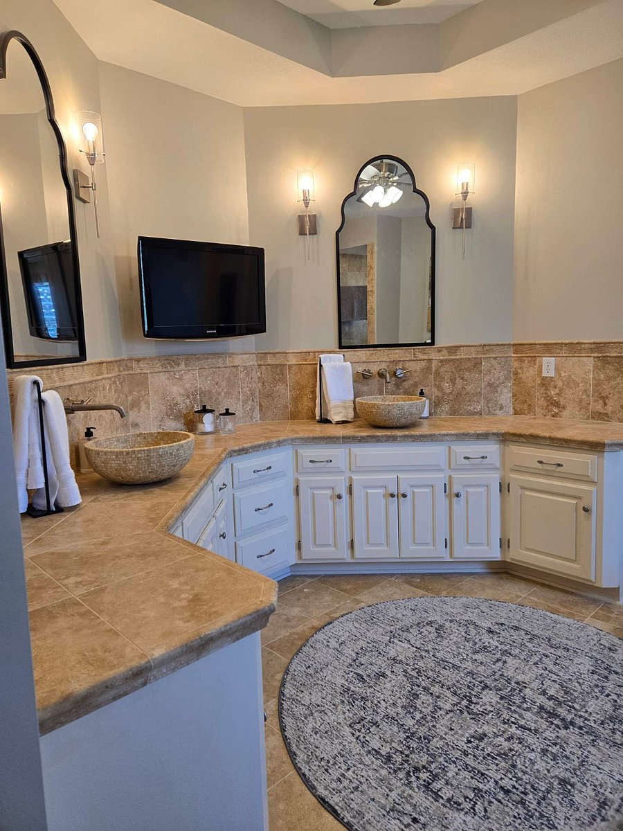 Master bath his and hers sinks, with TV viewable from jetted tub