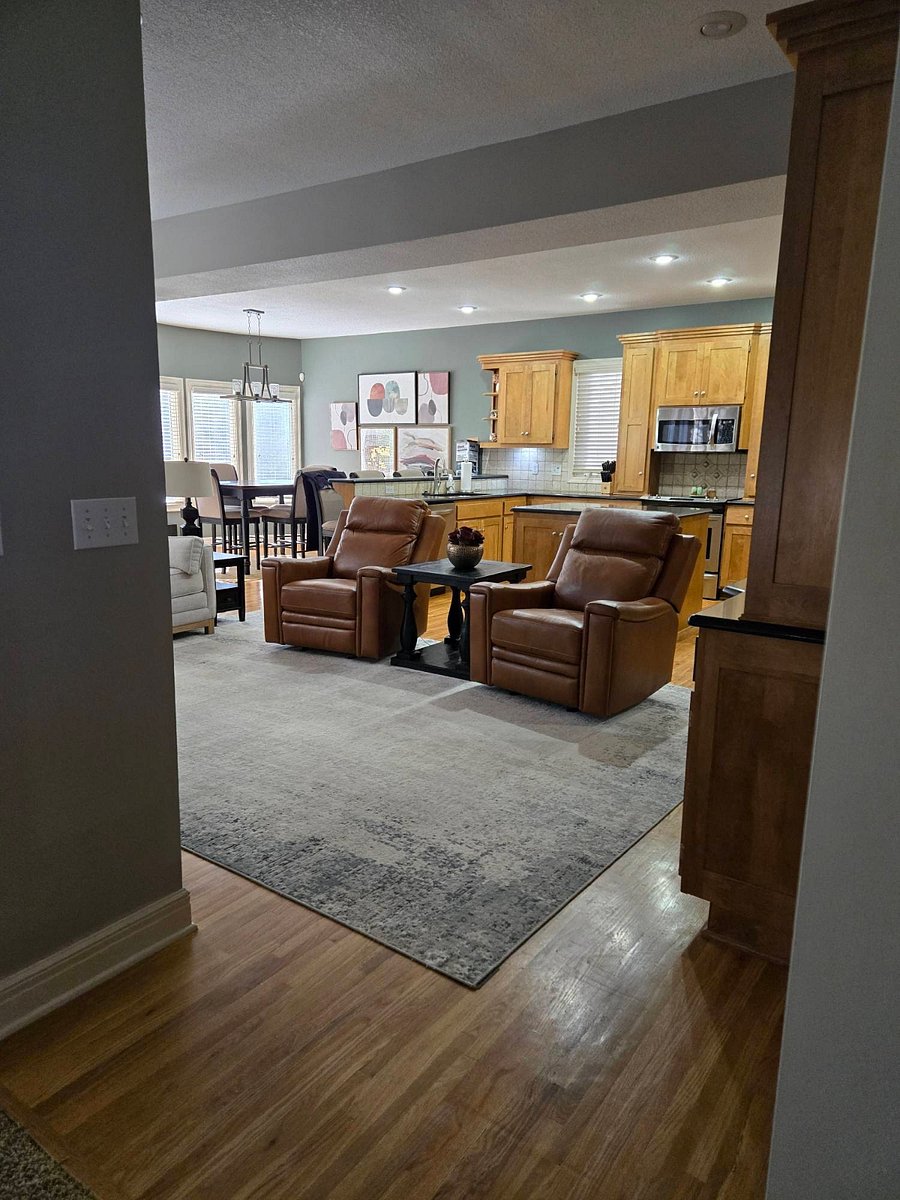 Entering hearth room and kitchen