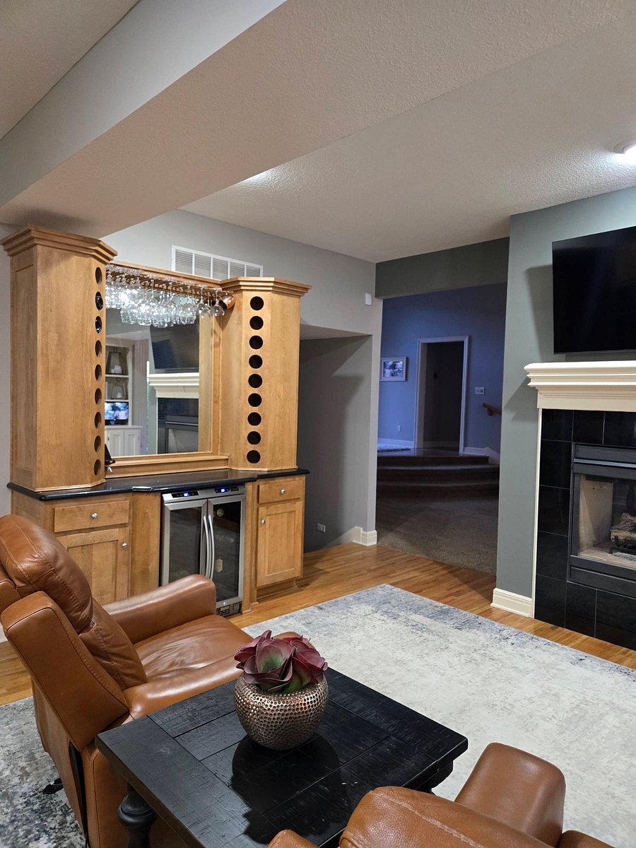 Wine bar and mini / wine fridge